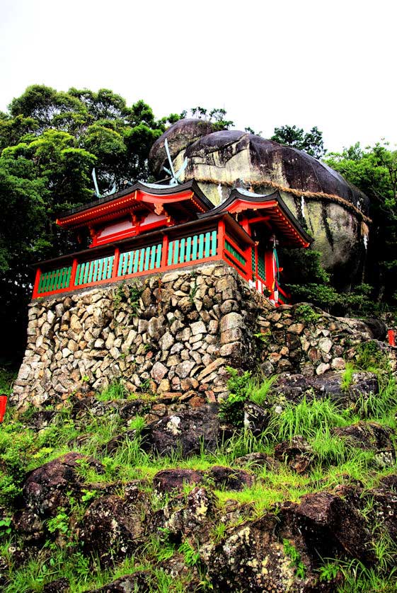 Kamikura Shrine in front of the sacred Gotobiki Rock on Mount Kamikura in Shingu.