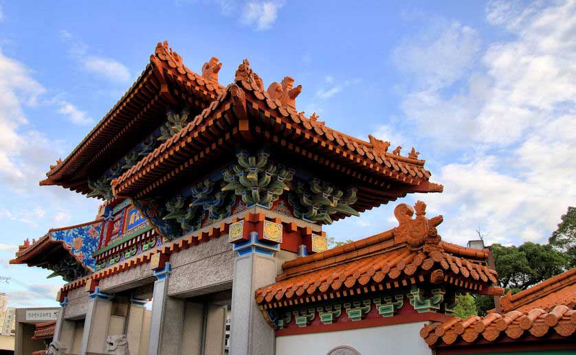 Chinese style gate marks the entrance to Jofuku Park in Shingu.