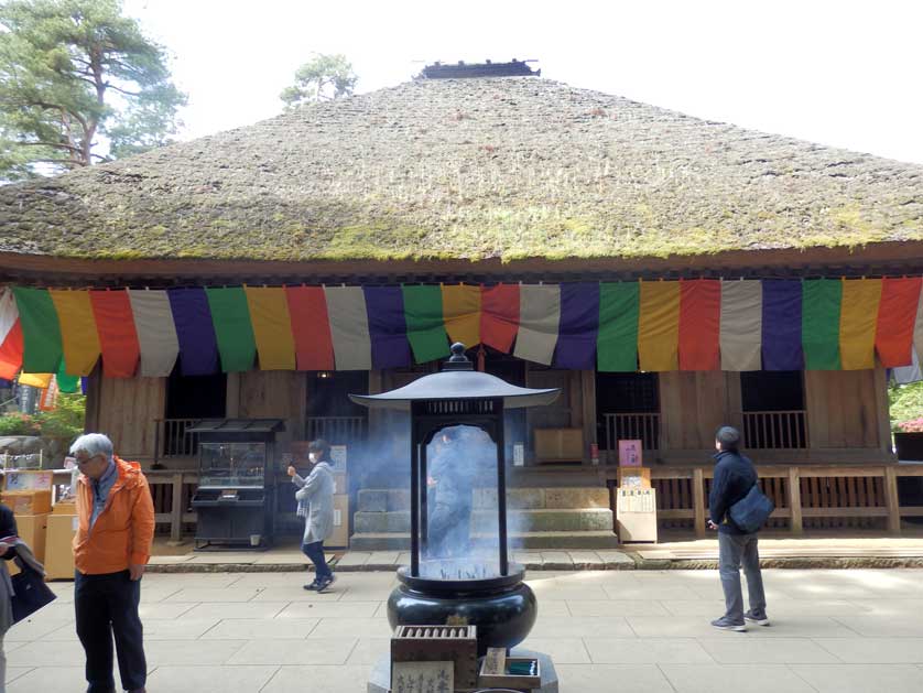 Incense burning outside the Main Hall.