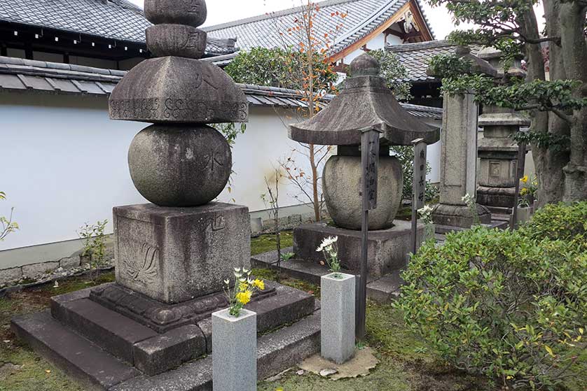 Large stone lanterns at Shoden Eigen-in, Kyoto.