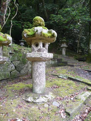Stone lantern at Daishoin Temple in Hagi.