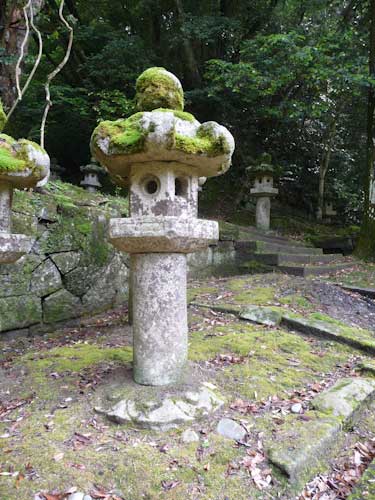Stone Lanterns in Japan | Japan Experience