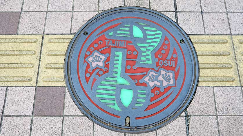 Manhole cover, Tajimi, Gifu Prefecture.
