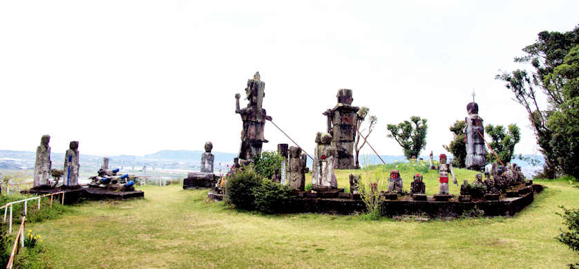 Takanabe Daishi statues.