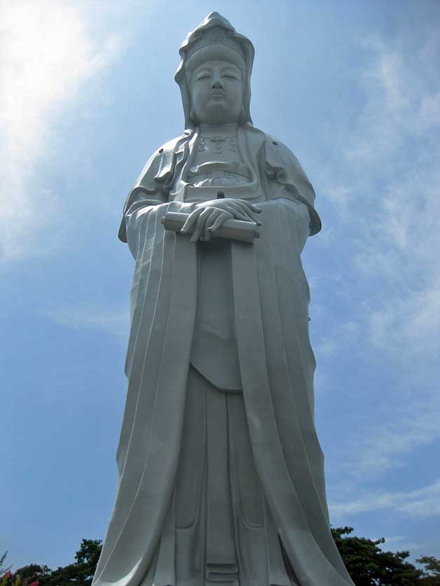 Byakue Kannon from below, Takasaki, Gunma.