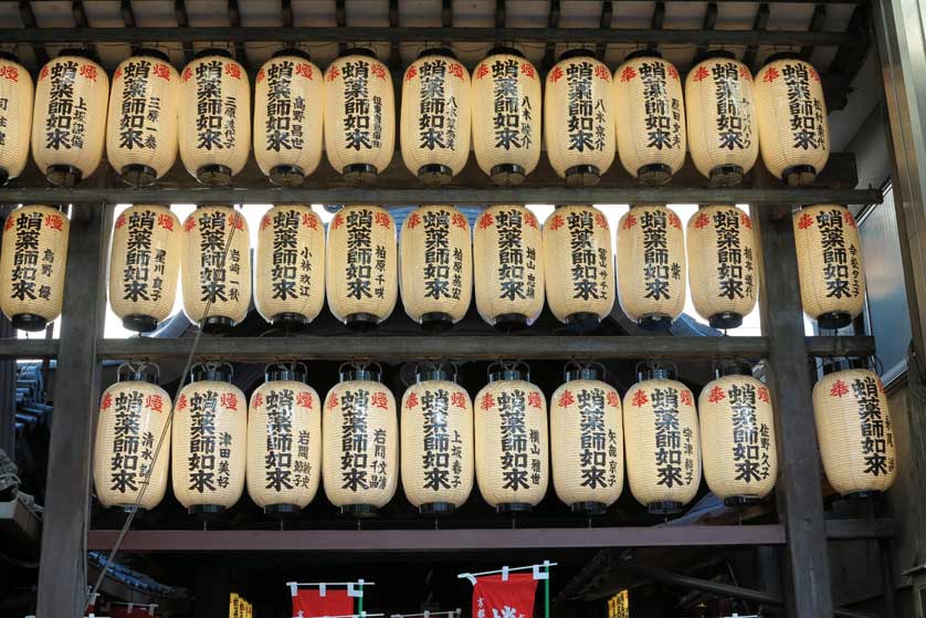 Lanterns at Tako Yakishido Temple, Shin Kyogoku, Kyoto.