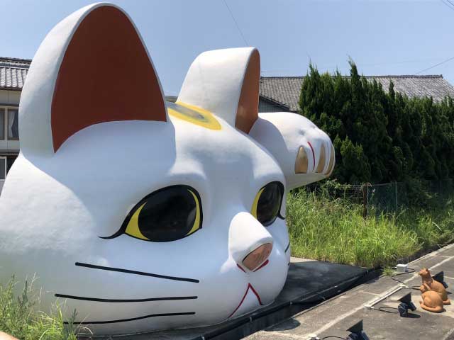 Tokoname is famous for its maneki neko.