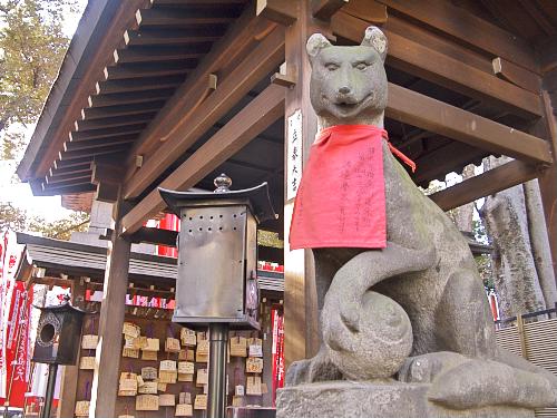 Inari fox statue at Toyokawa Inari Temple, Akasaka, Tokyo.