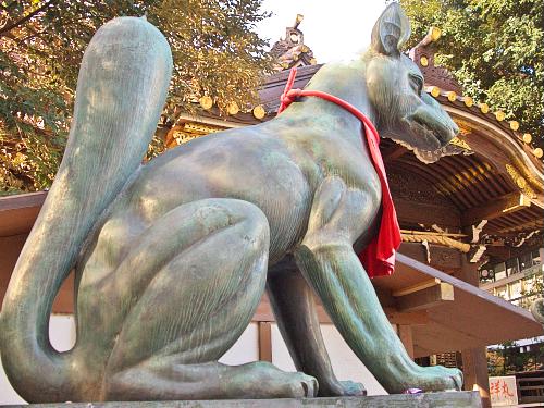 Inari fox statue in front of the Main Temple, Toyokawa Inari Temple, Akasaka, Tokyo.