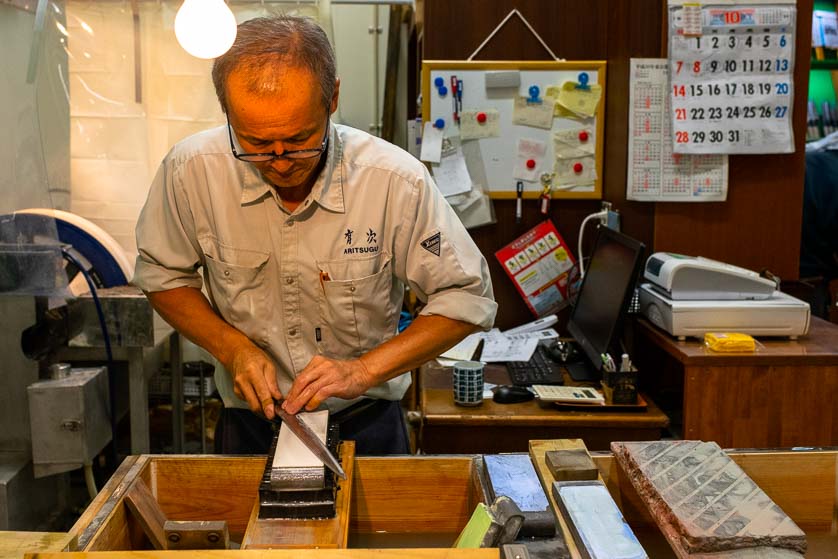 Knife maker on the Uogashi Yokocho Shopping Floor of Toyosu Market, Tokyo.