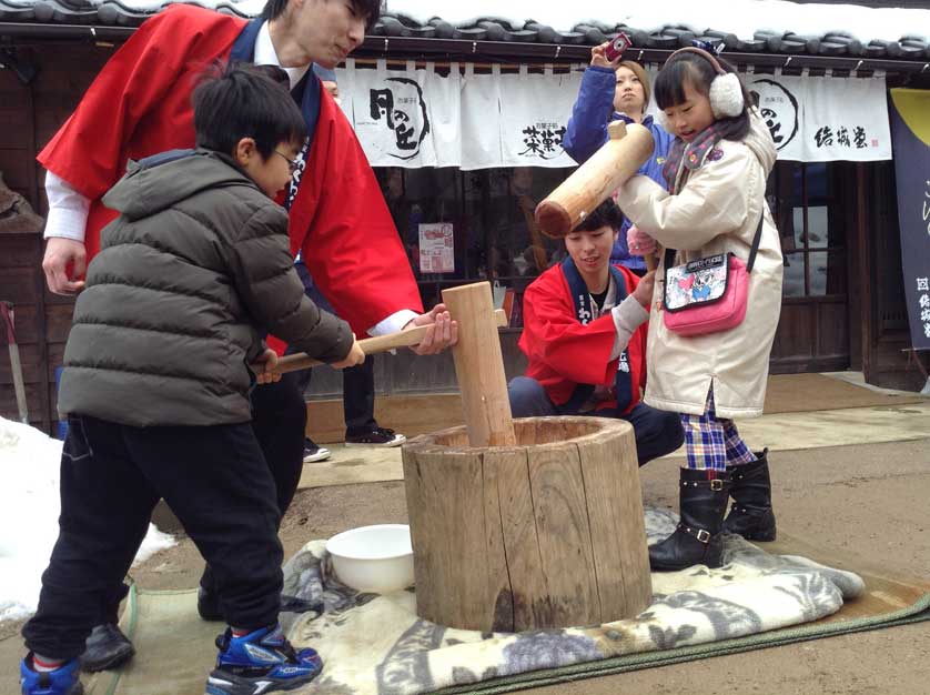 Making mochi at Wakuwaku Winter Festival in Niigata Prefecture.