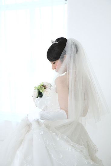 Japanese bride in a western-style wedding dress.