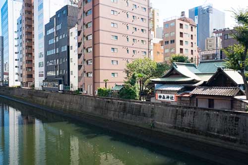 Yanagimori Shrine beside the Kanda River