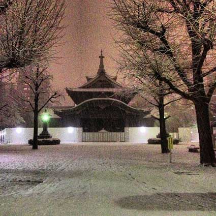 Yokoamicho Park in the snow, Ryogoku, Tokyo.