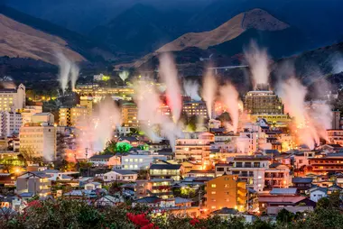 Das beliebte Reiseziel für Japaner, Beppu, das Resort mit Tausenden von Thermalquellen, heißt Besucher willkommen, die sich das ganze Jahr über in vulkanischen Gewässern sonnen.