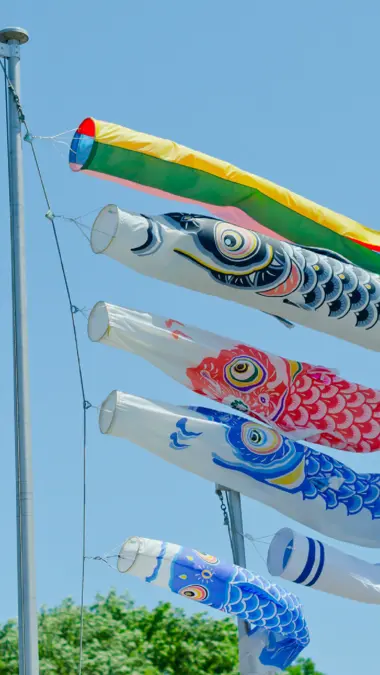 Koinobori flottant dans le ciel