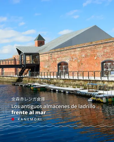 Los antiguos almacenes de ladrillo frente al mar