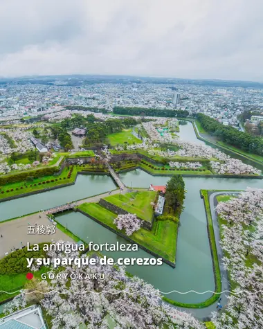 La antigua fortaleza y su parque de cerezos