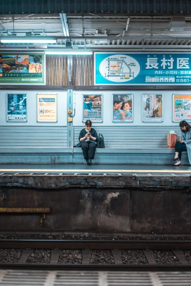 Femme, qui attend le train sur un quai