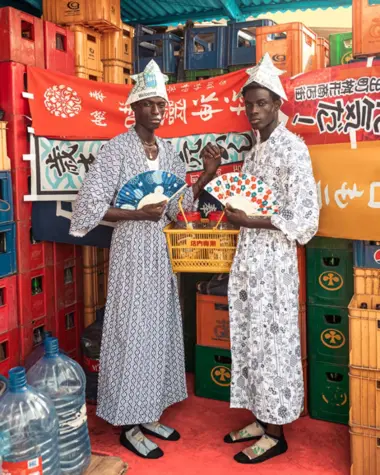 2 hommes noirs en tenue traditionnelle japonaise