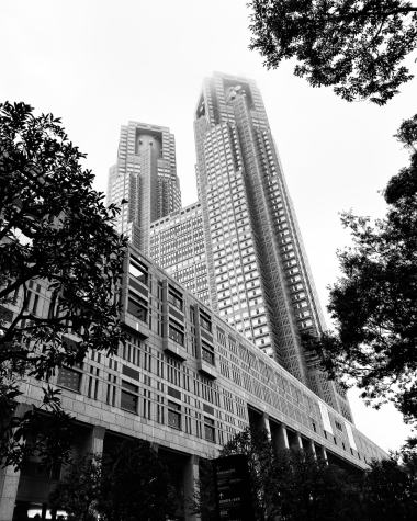 Siège du gouvernement métropolitain de Tokyo en noir et blanc 