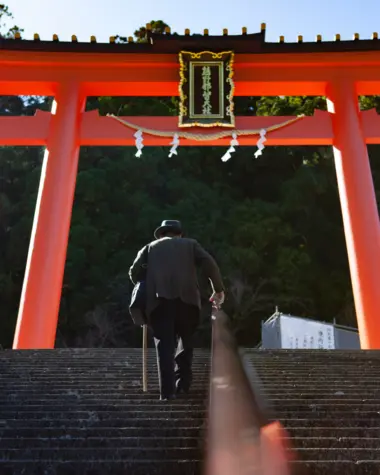 Homme qui grimpe les escaliers d'un temple