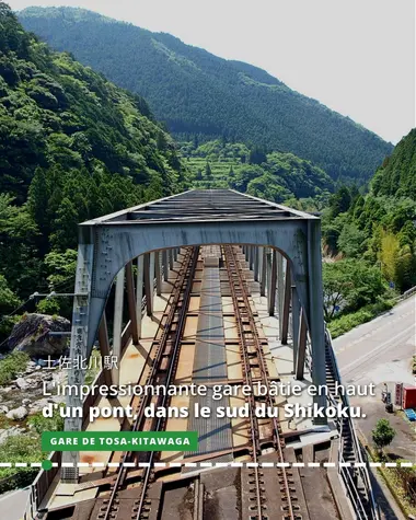 La gare de Tosa-Kitagawa, impressionnante gare bâtie en haut d'un pont, dans le sud du Shikoku