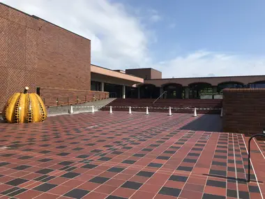 Sculpture de citrouille dans le musée d'art de Fukuoka