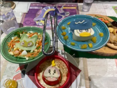 Poussacha, Coiffeton et Chochodile sont actuellement à l'honneur au Pokémon Café !