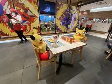 Pokémon Café à Tokyo / Pikachu à table