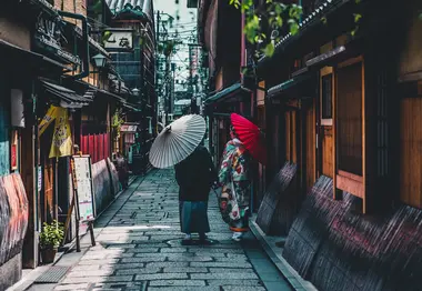 Couple visitant Kyoto main dans la main