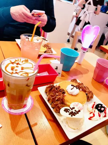 Menu kawaii dans un maid café à Tokyo