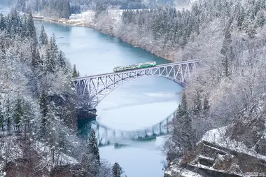 paysage de train sous la neige dans la préfecture de Fukushima