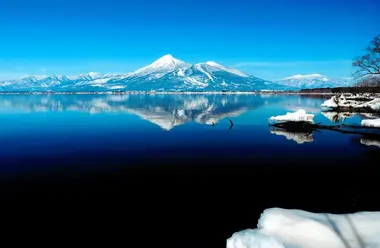 lac inawashiro avec le mont Bandai en arrière-plan
