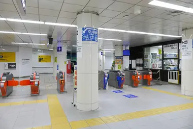 Fukuokakuko (Fukuoka Airport) Station gates leading into the airport international terminal