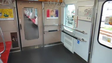 Place pour fauteuil roulant dans le train au Japon