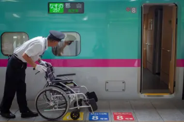 Prendre le shinkansen en fauteuil roulant