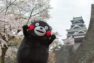 Kumamon, la mascotte de la ville devant le château