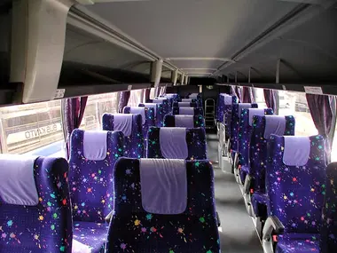 Sièges individuels dans un bus de nuit