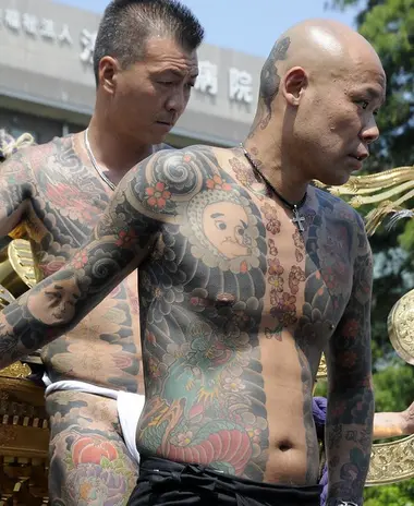 Hommes tatoués au Sanja Matsuri, à Tokyo