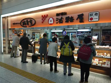 Queue pour acheter un ekiben (gare de Kobe)