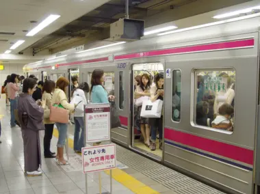 Wagons pour femmes sur la ligne Keio (Tokyo)
