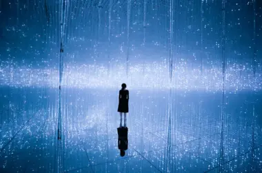 The Infinite Crystal Universe (teamLab Planets)