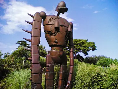 Un robot garde de Laputa surveille d'entrée du musée depuis la terrasse.