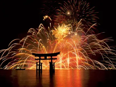 Feux d'artifices "hanabi" près du sanctuaire d'Itsukushima à Miyajima. 