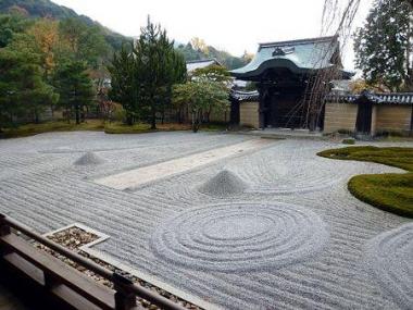 Un jardin zen typique: esthétique simple et harmonieuse.
