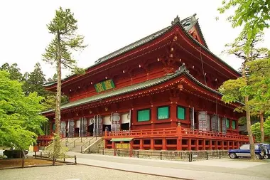 La entrada principal, Sanbutsudō, del templo Rinnō-ji. 