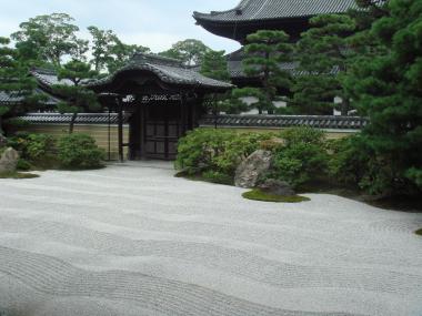 The simple beauty of the Zen garden Kennin ji (Kyoto)