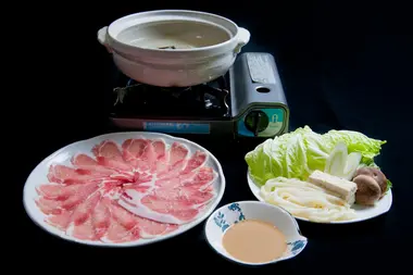 Les ustensiles et les ingrédients nécessaires pour un bon shabu shabu