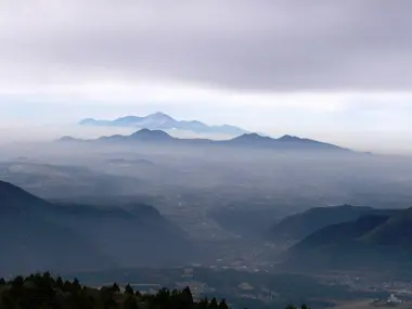 Les sommets de la caldeira d'Aso, vus depuis Kusasenri.